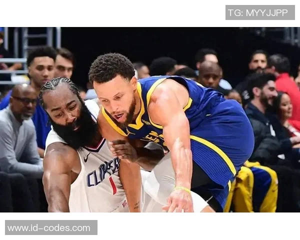 快船与勇士激战正酣NBA赛场巅峰对决引发球迷热潮